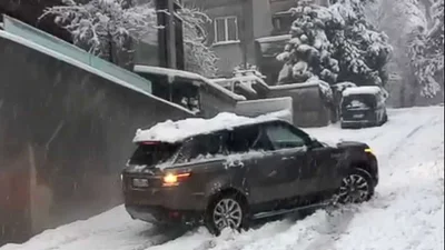 Полноприводный Range Rover Sport на зимних шинах оконфузился на заснеженном склоне: видео