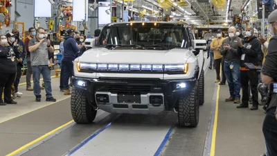 С конвейера сошел первый электрический Hummer - 23 декабря 2021 - Auto24