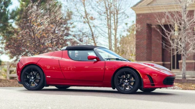 На продаж виставили ледь обкатаний Tesla Roadster