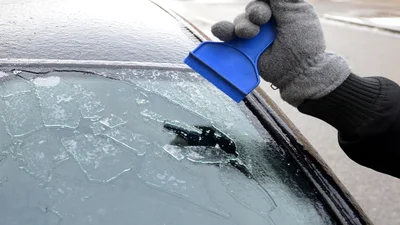 Антилід для авто – як розморозити лобове скло: способи