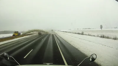 Водій снігоочисної машини розтрощив снігом півсотні автомобілів: відео