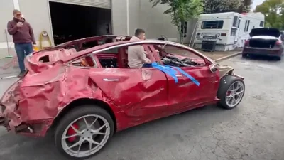 Tesla позволит заряжать битые автомобили в сети Supercharger