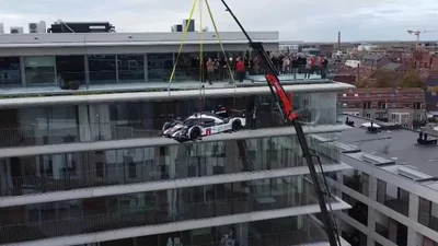 Фанат Porsche установил 919 Hybrid у себя на балконе на восьмом этаже