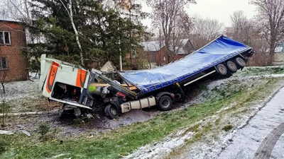 У Польщі українська фура перекинулась через контакт дзеркалами