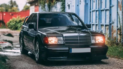 Тридцятирічний Mercedes-Benz 190 продають за 260 000 євро