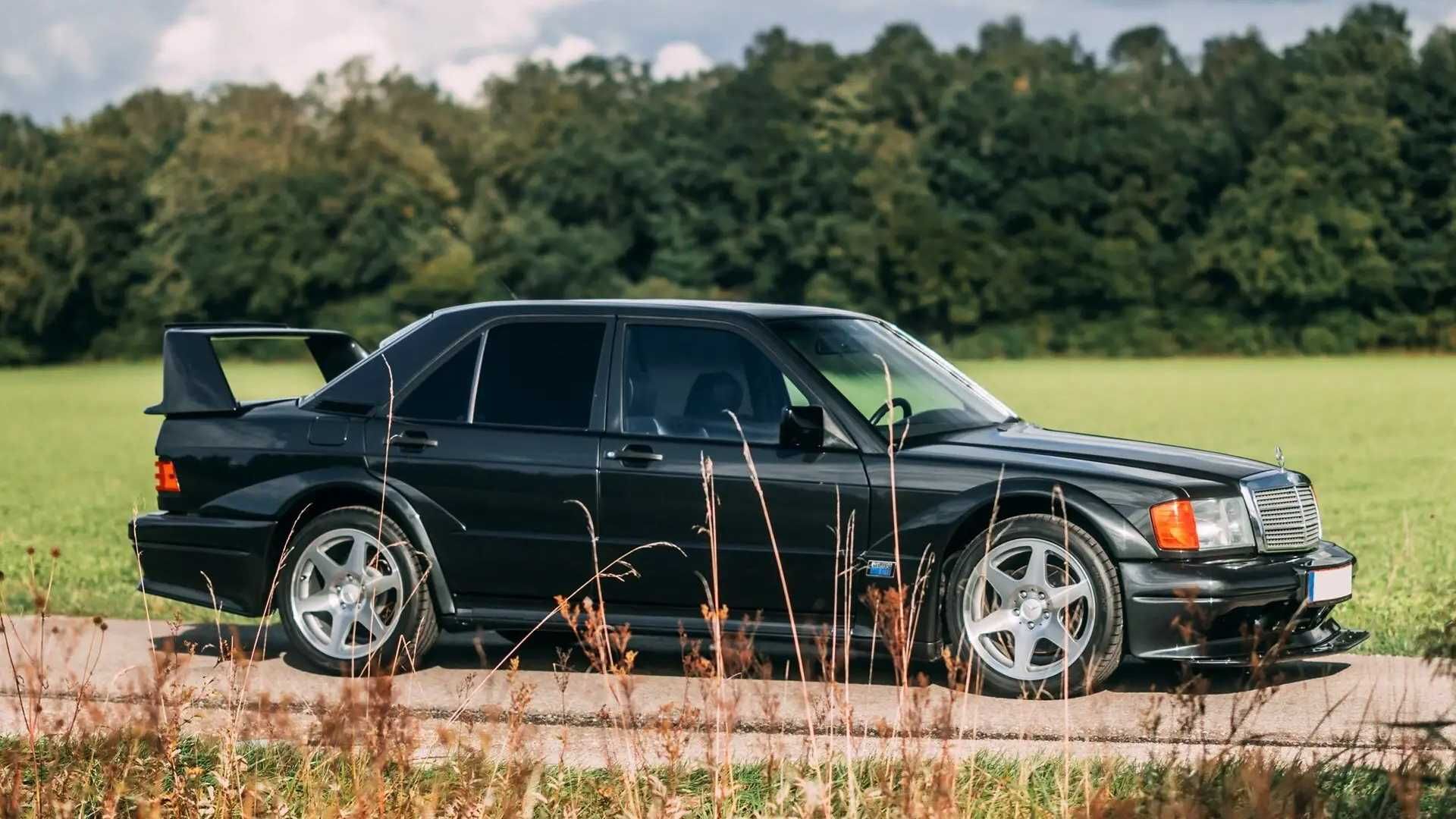 Тридцятирічний Mercedes-Benz 190 продають за 260 000 євро