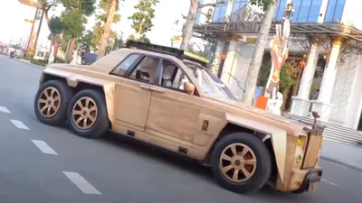 Батько зробив для сина дерев'яний Rolls-Royce