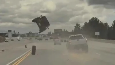 Kia Soul від зіткнення з колесом перекинувася в повітрі: відео
