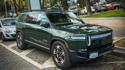В Киеве появился электрический внедорожник Rivian