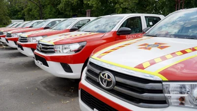 Японцы подарили ДСНС Украины внедорожники Toyota - Auto24