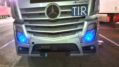 У Норвегії синє або червоне світло спереду авто під забороною - Auto24