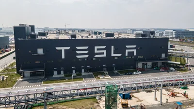 Співробітник Tesla постраждав від робота - Auto24