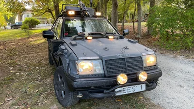 Mercedes-Benz W124, створений за мотивами фільму "Божевільний Макс" продали на аукціоні - Auto24