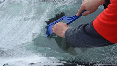 Что нельзя оставлять в машине на морозе - Auto24