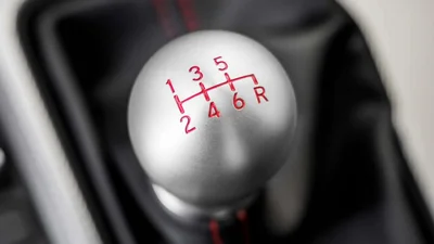 Скільки автомобілів з механікою було продано минулого року - Auto24