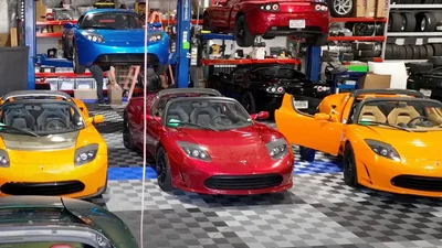 Три втрачені Tesla Roadster в ідеальному стані продали за мільйон доларів - Auto24