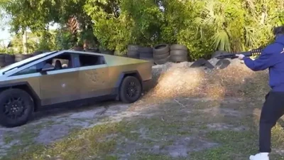 Владелец обстрелял только что приобретенный пикап Tesla Cybertruck - Auto24