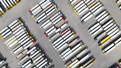 Возле тоннеля Ла-Манш электрифицируют крупнейшую в Европе парковку для фур - Auto24