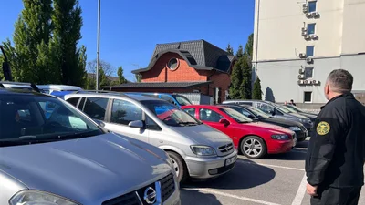 Машины из "гуманитарки" в продаже были на все вкусы - Auto24