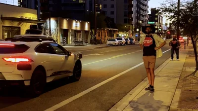 Блогер зупинив автономне таксі Waymo завдяки фейковому знаку STOP: відео - Auto24