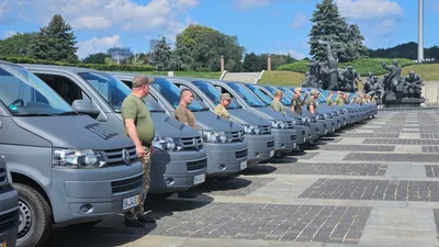 Сразу 100 бусов Volkswagen Transporter передано защитникам - Auto24