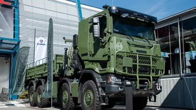 Scania зпровезла на подіум польської виставки важку вантажівку R500 8×8 Gryphus - Auto24