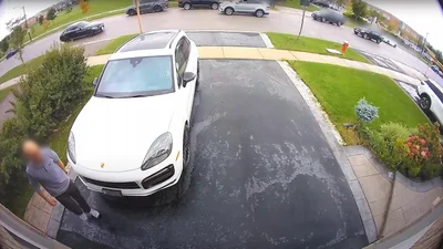 Женщина переехала владельца Porsche Cayenne, чтобы украсть его авто: видео- Auto24