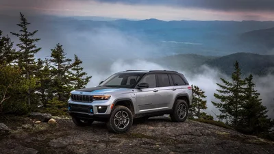 Jeep отзывает почти 200 000 плагин-гибридов после 13 случаев пожаров батарей