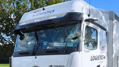 Шворин влетел в лобовое стекло и проткнул кабину насквозь - Auto24