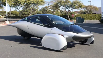 Двомісний триколісний "сонячний" електромобіль Aptera готовий до випуску - Auto24