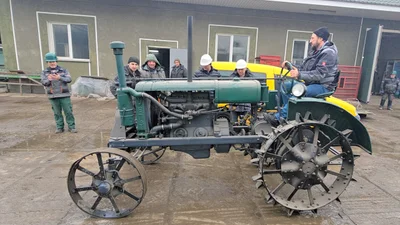 Барський транспортний коледж взявся за реставрацію 100-річного трактора "Універсал" - Auto24