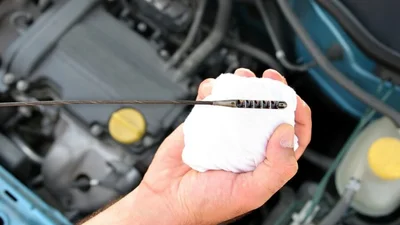 Какие жидкости проверять в автомобиле и когда их менять - Auto24