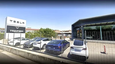 В автосалоне Tesla в Риме сгорело 17 автомобилей - Auto24