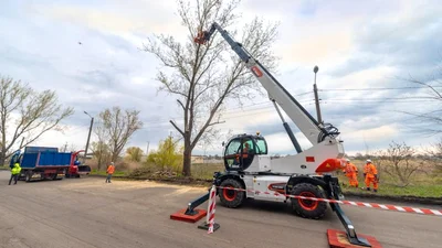 На стрілі повноворотного навантажувача Bobcat TR60 замість ковша прикріпили пилку - Auto24