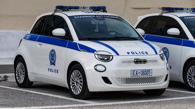 Поліцейські Греції отримали унікальні Fiat 500e: фото - Auto24