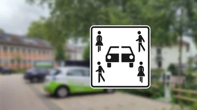 Дві жінки, два чоловіки та розрізане навпіл авто: розповідаємо про вимоги цього дорожнього знака - Auto24
