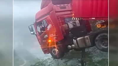 В Китаї височезний міст обвалився від повені, водій фури на годину зависнув над проваллям - Auto24