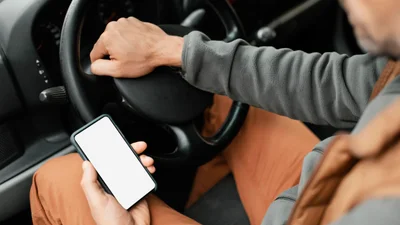 Коли поліція виписує штраф за телефон за кермом - Auto24