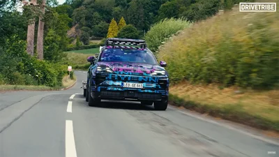 Ричард Хаммонд протестировал прототип нового электрического Porsche Cayenne: видео