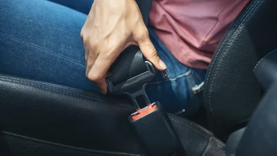 Названо 10 міфів, пов’язаних з ременями безпеки - Auto24