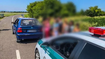 В Словакии водитель перевозил 17 пассажиров без "прав" в старой Škoda Felicia: фото - Auto24