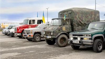 Волонтери Прибалтики три транші звели в один конвой і відправили до України Що сталося з естонським конвоєм по дорозі до України - Auto24