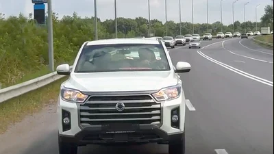 Колонна из трех десятков пикапов отправилась на фронт - Auto24