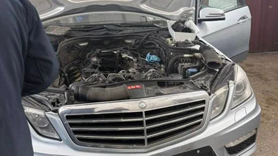 Під капотом "Мерседеса" водій влаштував філіал Нацбанку: скільки доларів планувалося перевезти- Auto24