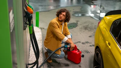 Как залить топливо в канистру на заправке - Auto24