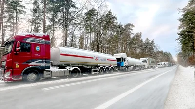 Польські фермери повертаються до улюбленої справи на кордоні - Auto24