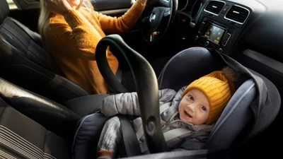 Перевезення дітей в авто: що кажуть ПДР про автокрісла і переднє сидіння