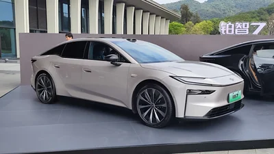 Toyota bZ7 отримав 3100 замовлень за годину: електроседан з технологіями Huawei став хітом у Китаї