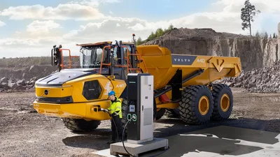 Первые в мире электрические шарнирные самосвалы Volvo A30/А40 Electric: описание, фото, видео