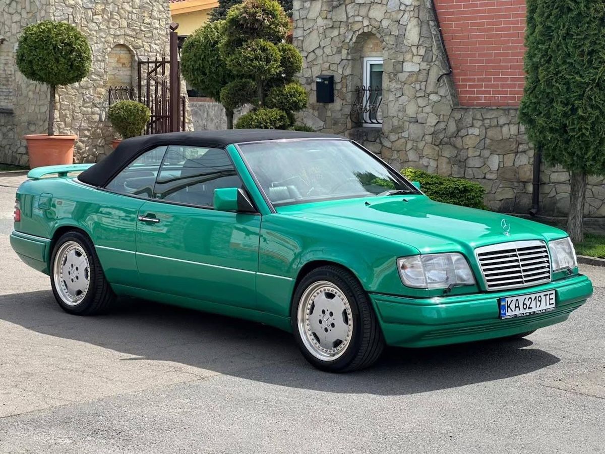 До Києва привезли унікальний Mercedes-Benz E320 Cabriolet у кольорі Designo Grün